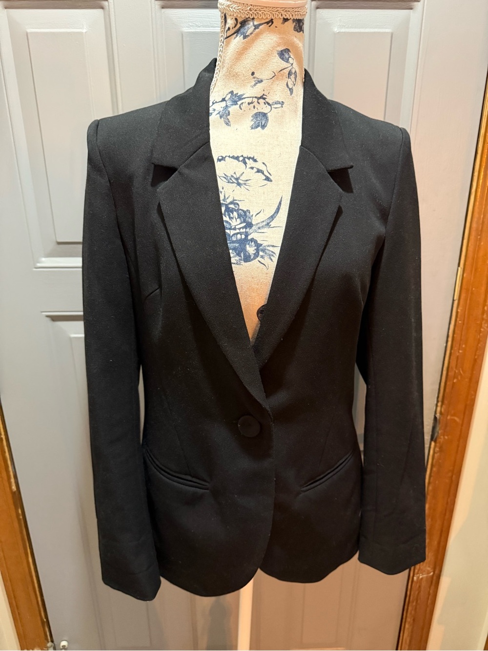 Black Rainn -Women's Black Single-Button Tailored Blazer-polka dot interior (sm)